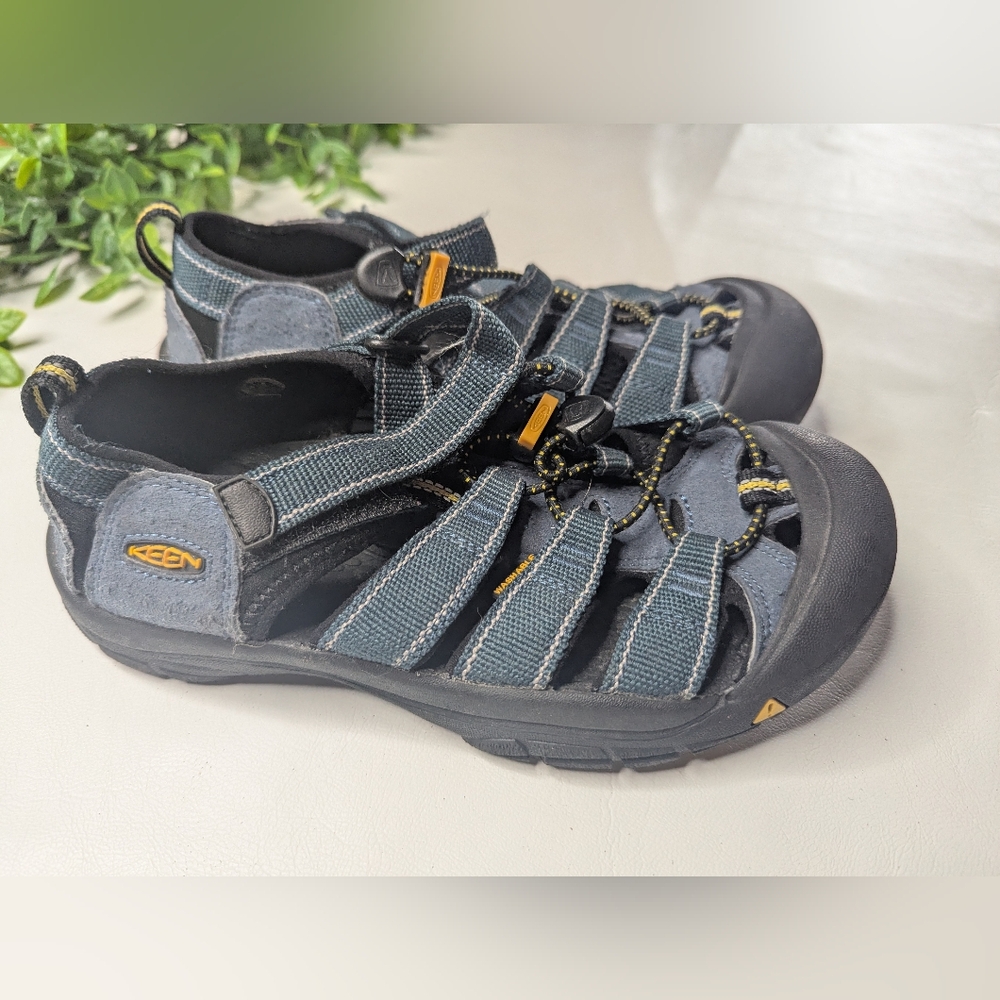 Keen Sandals Youth Size 4